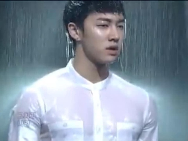 Khi idol Kpop biểu diễn dưới mưa: Người có sân khấu huyền thoại, kẻ thu về một đống meme hài hước được fan tích cực nhai đi nhai lại - Ảnh 15.