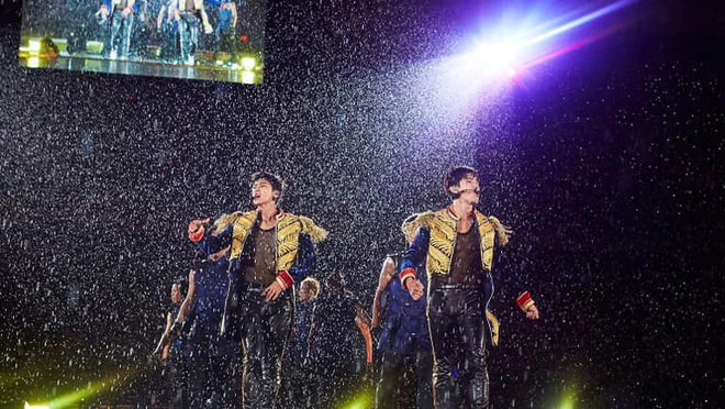 Khi idol Kpop biểu diễn dưới mưa: Người có sân khấu huyền thoại, kẻ thu về một đống meme hài hước được fan tích cực nhai đi nhai lại - Ảnh 4.