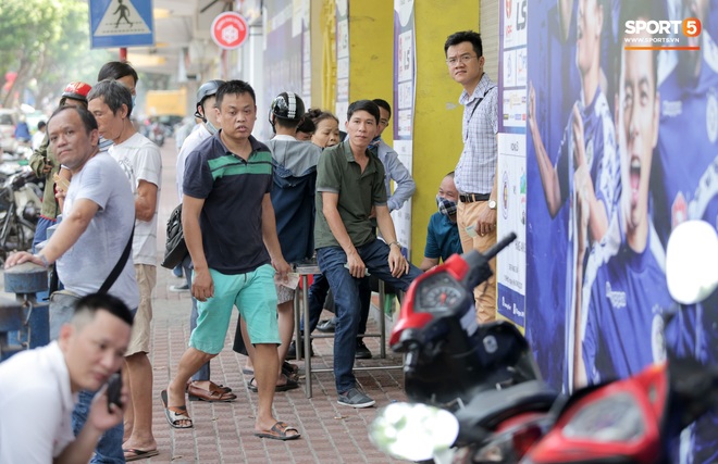 Mở bán vé xem Quang Hải so tài Văn Toàn vào giờ đi làm, dân phe lại đông hơn CĐV - Ảnh 7.