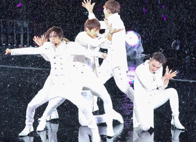 Khi idol Kpop biểu diễn dưới mưa: Người có sân khấu huyền thoại, kẻ thu về một đống meme hài hước được fan tích cực nhai đi nhai lại - Ảnh 9.