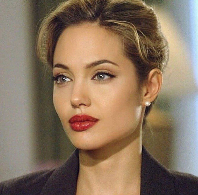 Even women were fascinated by Angelina Jolie's beauty in the past: Beautiful like a god, breathtakingly seductive aura - Photo 4.