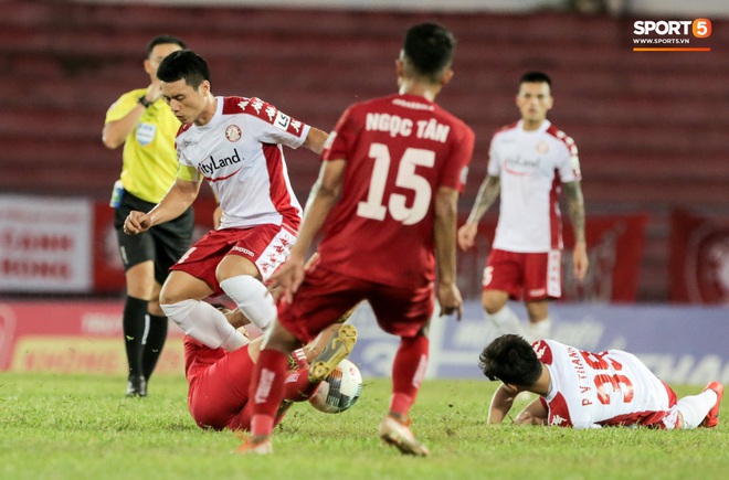 Cầu thủ Việt Nam học sao thế giới cách cực dị: Nằm sõng xoài ra sân ngăn cú đá phạt tinh quái - Ảnh 10.