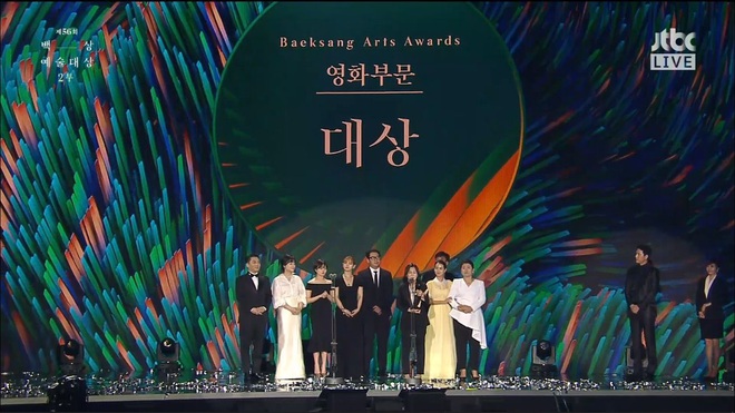 Baeksang 2020 hạng mục điện ảnh: Hươu cao cổ Lee Kwang Soo tạo sóng với giải hot, trùm Parasite giật cúp Daesang - Ảnh 1.