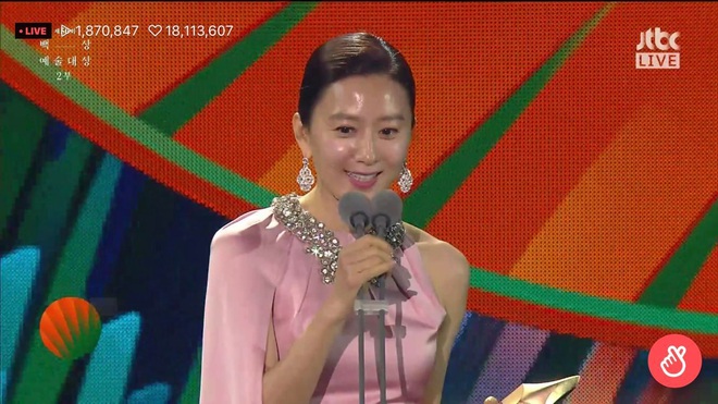 Khoảnh khắc IU rưng rưng, tiểu tam mỹ nhân phấn khích cực độ khi bà cả Kim Hee Ae ẵm giải: fangirl Thế Giới Hôn Nhân chính là đây! - Ảnh 6.