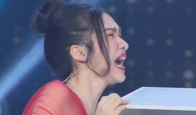 Được mời lên thử thách trai đẹp, Hòa Minzy vô tư bóc chôm chôm ăn ngon lành trên sân khấu - Ảnh 5.