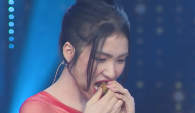 Được mời lên thử thách trai đẹp, Hòa Minzy vô tư bóc chôm chôm ăn ngon lành trên sân khấu - Ảnh 7.