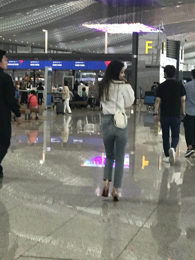 Ngỡ ngàng loạt ảnh team qua đường chụp Jennie (BLACKPINK): Body quá xịn, ảnh chất lượng thấp nhưng visual chất lượng cao! - Ảnh 9.