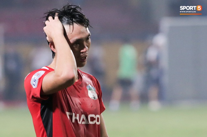 Tuấn Anh chán chường, mệt mỏi sau khi HAGL bị Hà Nội FC hành hạ suốt 90 phút - Ảnh 3.