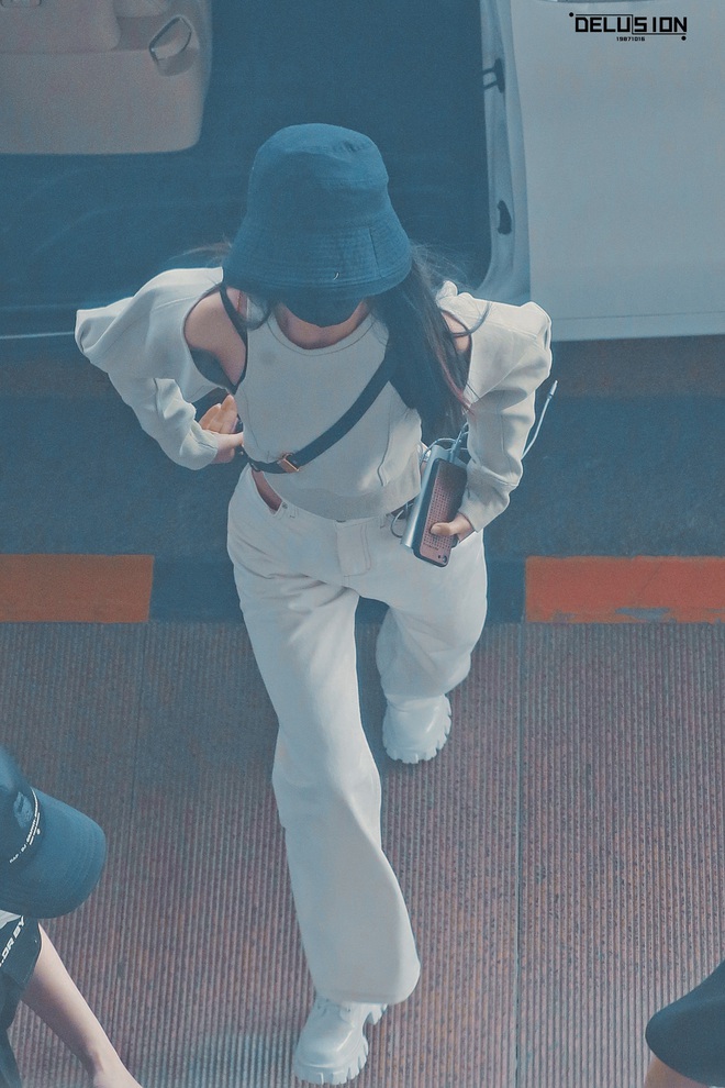 Triệu Lệ Dĩnh hiếm hoi xuất hiện bên chồng nhưng Cnet chỉ dán chặt mắt vào vòng eo con kiến nhỏ đến mức khó tin - Ảnh 6.