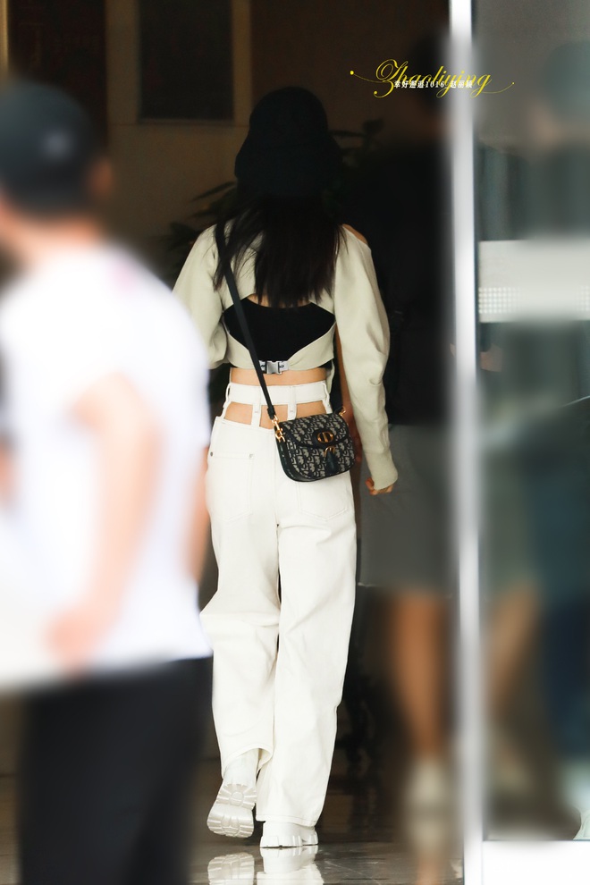 Triệu Lệ Dĩnh hiếm hoi xuất hiện bên chồng nhưng Cnet chỉ dán chặt mắt vào vòng eo con kiến nhỏ đến mức khó tin - Ảnh 7.