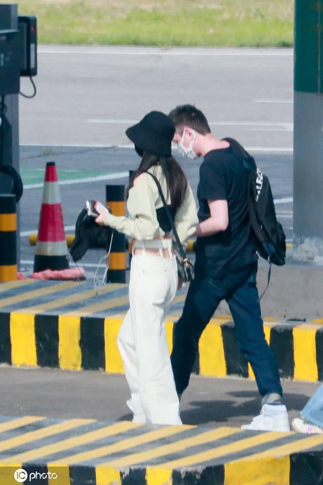 Triệu Lệ Dĩnh hiếm hoi xuất hiện bên chồng nhưng Cnet chỉ dán chặt mắt vào vòng eo con kiến nhỏ đến mức khó tin - Ảnh 2.