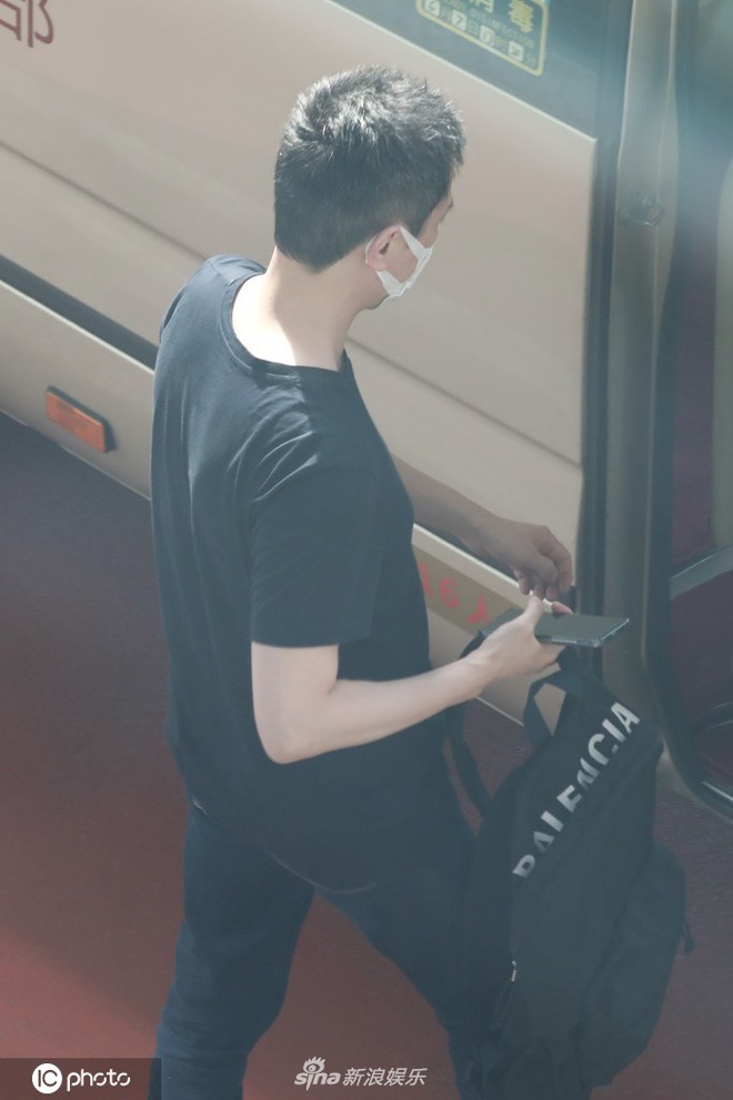 Triệu Lệ Dĩnh hiếm hoi xuất hiện bên chồng nhưng Cnet chỉ dán chặt mắt vào vòng eo con kiến nhỏ đến mức khó tin - Ảnh 3.