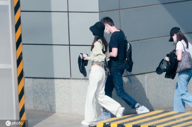 Triệu Lệ Dĩnh hiếm hoi xuất hiện bên chồng nhưng Cnet chỉ dán chặt mắt vào vòng eo con kiến nhỏ đến mức khó tin - Ảnh 4.