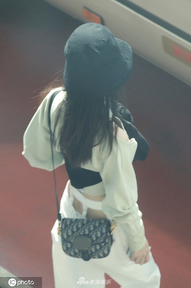 Triệu Lệ Dĩnh hiếm hoi xuất hiện bên chồng nhưng Cnet chỉ dán chặt mắt vào vòng eo con kiến nhỏ đến mức khó tin - Ảnh 11.