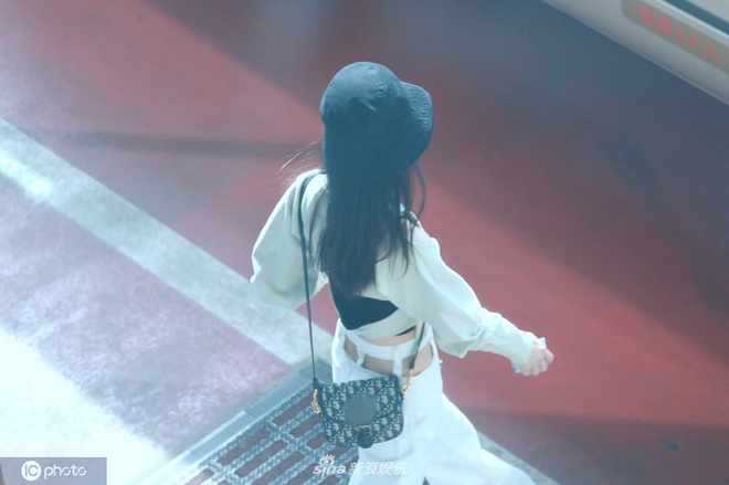 Triệu Lệ Dĩnh hiếm hoi xuất hiện bên chồng nhưng Cnet chỉ dán chặt mắt vào vòng eo con kiến nhỏ đến mức khó tin - Ảnh 12.