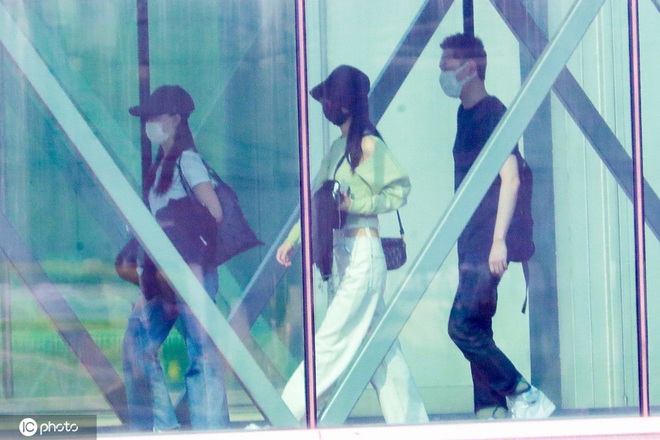 Triệu Lệ Dĩnh hiếm hoi xuất hiện bên chồng nhưng Cnet chỉ dán chặt mắt vào vòng eo con kiến nhỏ đến mức khó tin - Ảnh 5.