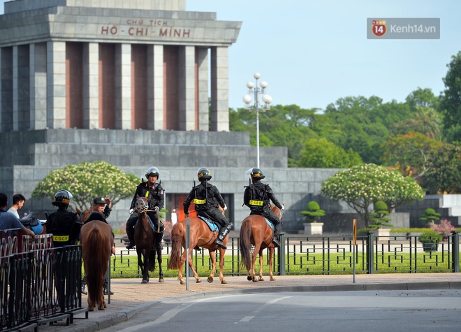 Chùm ảnh: Đội Kỵ binh Cảnh sát cơ động diễu hành trên Quảng trường Ba Đình - Ảnh 2.