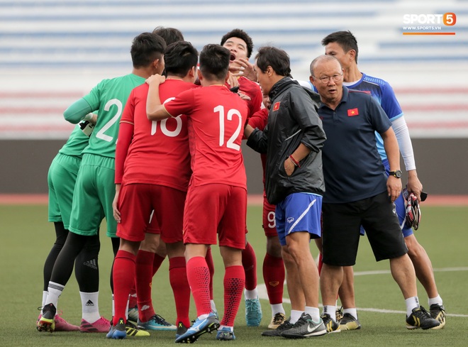 HLV Park Hang-seo vẫn chạy show trong ngày đầu tiên U22 Việt Nam tập trung chuẩn bị cho SEA Games 2021 - Ảnh 1.