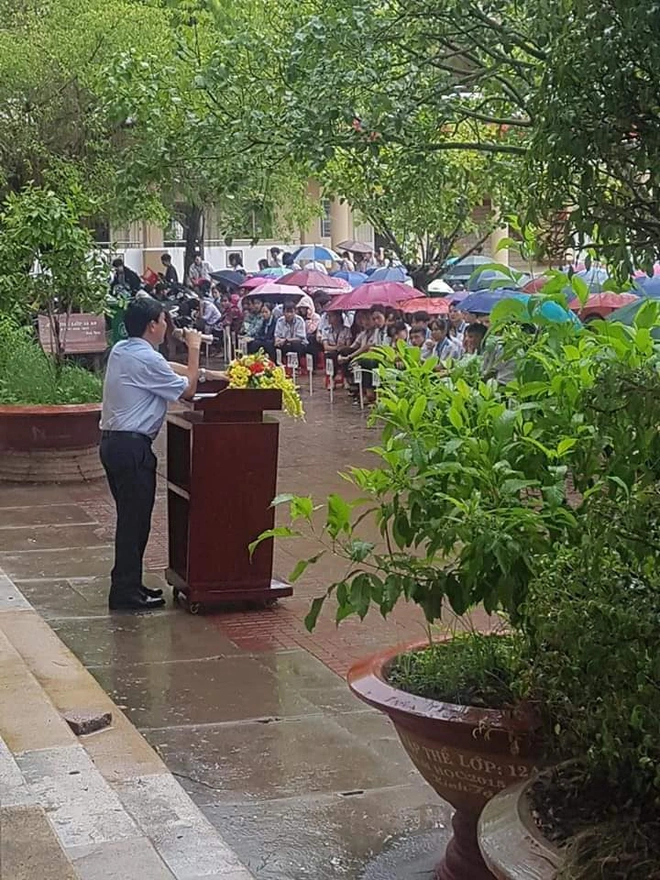 Thầy hiệu trưởng đứng giữa trời mưa phát biểu trong tiết chào cờ cuối cùng của học sinh cuối cấp - Ảnh 1.