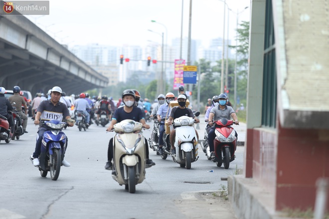 Ảnh, clip: Dòng người thản nhiên nối đuôi nhau đi ngược chiều hàng cây số ở Hà Nội - Ảnh 12.