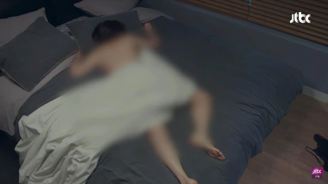 Đỏ mặt vì cảnh nhạy cảm 19  của Hội Bạn Cực Phẩm tập 2: Bà đại Song Yoon Ah trần như nhộng trên giường trai trẻ Lee Tae Hwan - Ảnh 2.