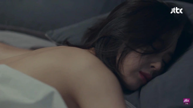 Đỏ mặt vì cảnh nhạy cảm 19  của Hội Bạn Cực Phẩm tập 2: Bà đại Song Yoon Ah trần như nhộng trên giường trai trẻ Lee Tae Hwan - Ảnh 4.