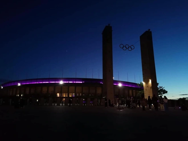 Quá buồn vì BTS không thể diễn vì dịch, SVĐ Olympic Berlin phủ kín toàn bộ các khán đài bằng màu tím đẹp lung linh - Ảnh 3.