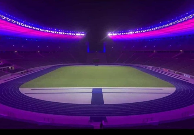 Quá buồn vì BTS không thể diễn vì dịch, SVĐ Olympic Berlin phủ kín toàn bộ các khán đài bằng màu tím đẹp lung linh - Ảnh 5.