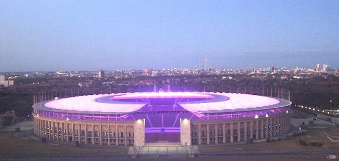 Quá buồn vì BTS không thể diễn vì dịch, SVĐ Olympic Berlin phủ kín toàn bộ các khán đài bằng màu tím đẹp lung linh - Ảnh 7.