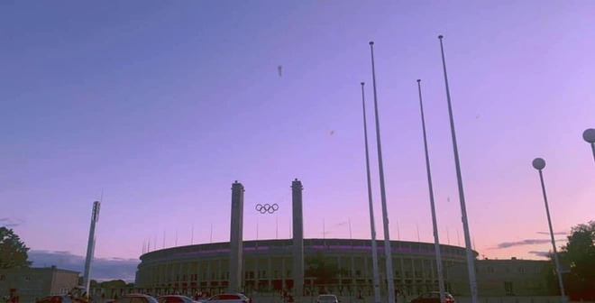 Quá buồn vì BTS không thể diễn vì dịch, SVĐ Olympic Berlin phủ kín toàn bộ các khán đài bằng màu tím đẹp lung linh - Ảnh 8.