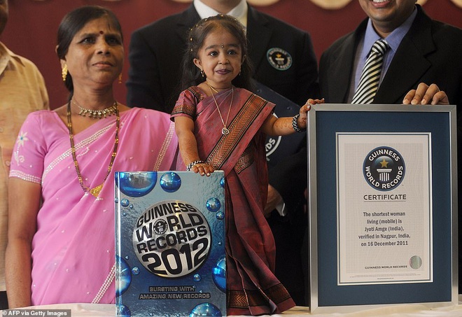 Cao 61cm và chỉ nặng hơn 5kg, cô gái từng sở hữu kỷ lục Guinness là người phụ nữ nhỏ nhất thế giới bây giờ ra sao - Ảnh 1.