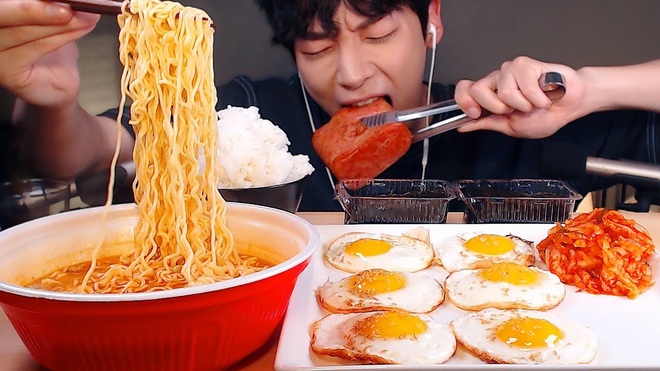 Cứ tưởng làm mukbang vừa được ăn vừa hái ra tiền nhưng các Youtuber xứ Hàn đang phải đứng trước thách thức khắc nghiệt - Ảnh 3.