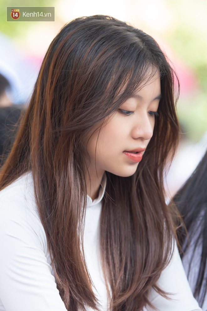 Đặc sản mùa bế giảng Hà Nội và TP. HCM: Cả trời gái xinh gây thương nhớ, mặc áo dài hay đồng phục đều mê chữ ê kéo dài - Ảnh 11.