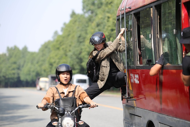 Hết chi mạnh dàn motor khủng cho cảnh rượt đuổi, Minh Hằng còn đu xe bus cực gắt ở hậu trường Kẻ Săn Tin - Ảnh 8.