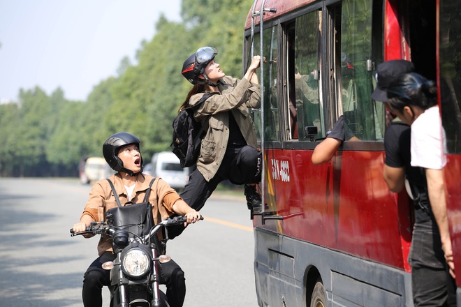 Hết chi mạnh dàn motor khủng cho cảnh rượt đuổi, Minh Hằng còn đu xe bus cực gắt ở hậu trường Kẻ Săn Tin - Ảnh 9.