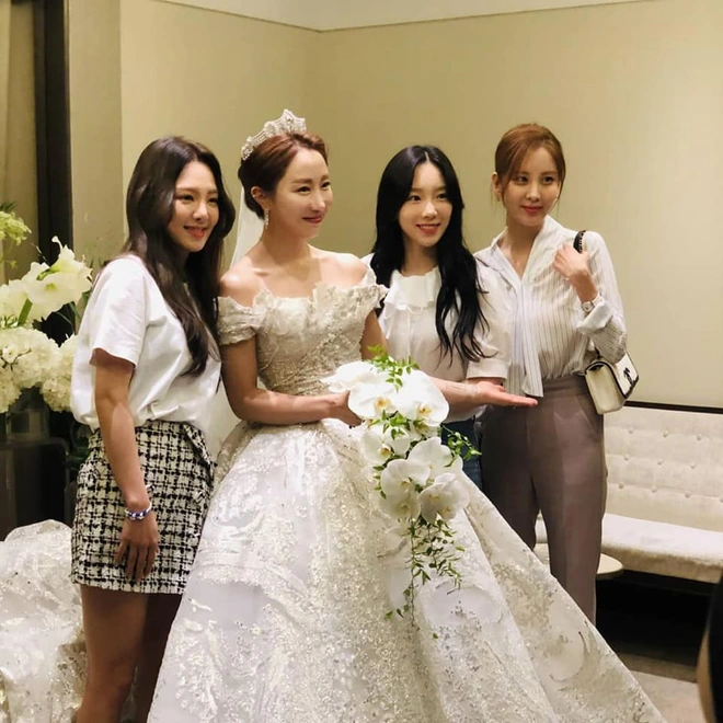 Hậu trường SNSD đi đám cưới: Nhan sắc Taeyeon và em út Seohyun không hot bằng mái tóc lột xác của Hyoyeon sau 10 năm - Ảnh 2.