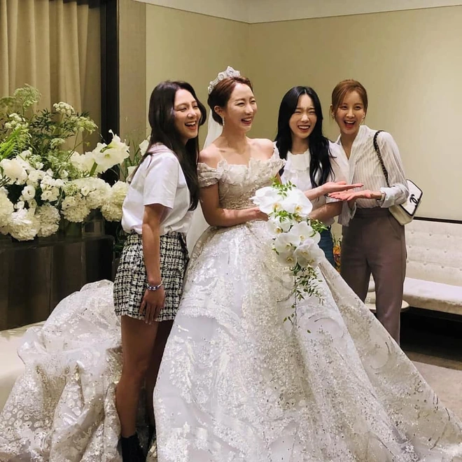 Hậu trường SNSD đi đám cưới: Nhan sắc Taeyeon và em út Seohyun không hot bằng mái tóc lột xác của Hyoyeon sau 10 năm - Ảnh 3.