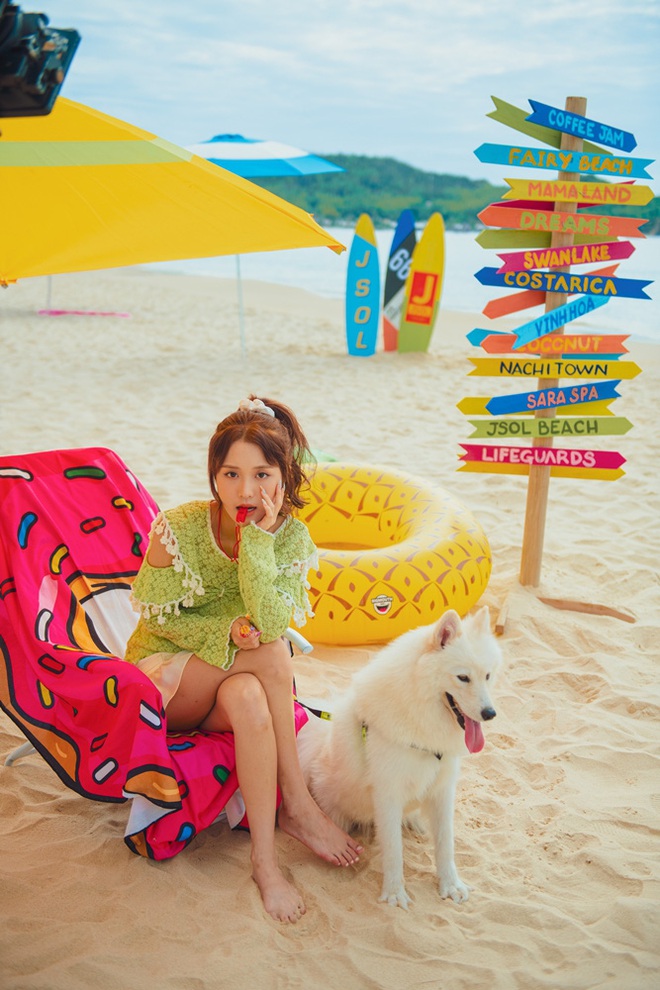 JSol và Han Sara khoá môi ngọt ngào trên bãi biển nhờ công lao của... một chú cún trong MV Hiếm Có Khó Tìm - Ảnh 9.
