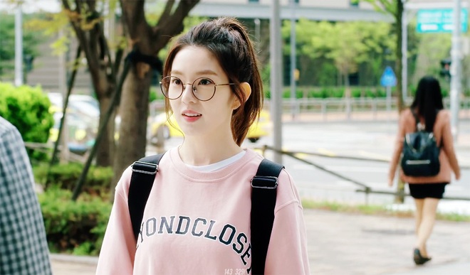 Irene (Red Velvet) lần đầu xâm chiếm màn ảnh rộng, fan vừa mừng vừa lo vì chị đẹp có cảnh hôn - Ảnh 2.