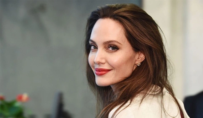 Làm rõ loạt tin đồn Angelina Jolie yêu đồng giới: Dính tin đồn hẹn hò 2 mỹ nhân, cưới Brad Pitt làm lá chắn? - Ảnh 6.