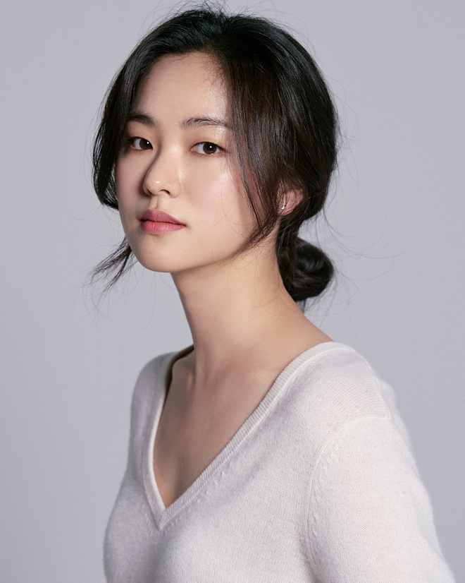 Song Joong Ki bị dụ làm trùm mafia, bén duyên với gái ế Jeon Yeo Bin ở dự án phim mới - Ảnh 3.