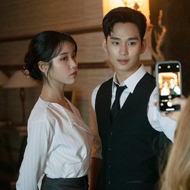 Biết Kim Soo Hyun thân sát vách với IU, NSX Điên Thì Có Sao cho cô em gái quốc dân làm cameo theo kiểu đặc biệt luôn! - Ảnh 3.