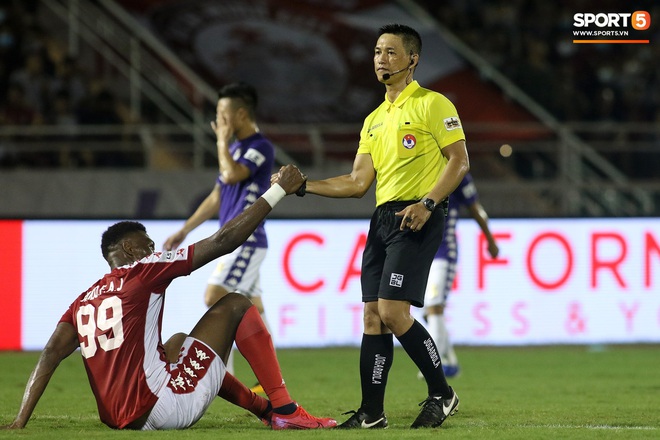 Luật mới gây lú của FIFA giải thích tình huống Thành Chung để bóng chạm tay: TP HCM xứng đáng có phạt đền - Ảnh 1.