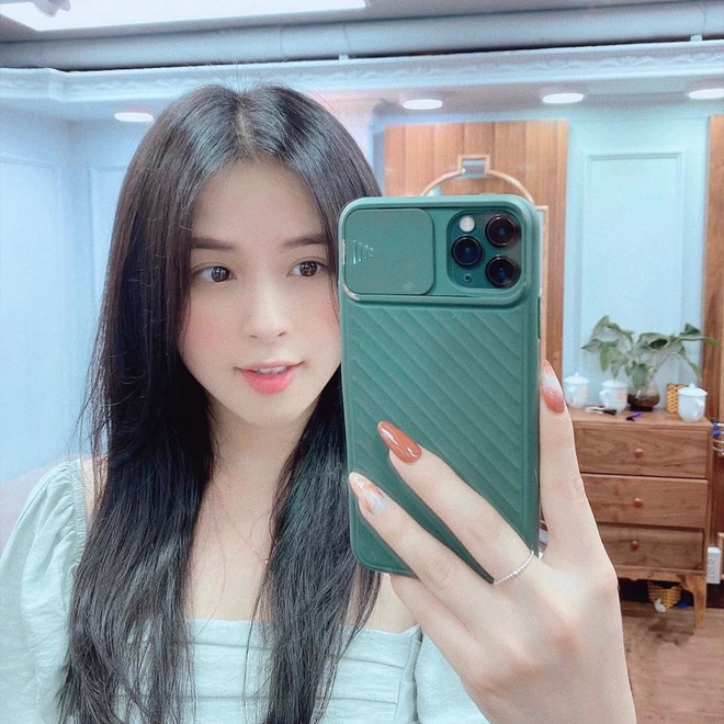 Nữ streamer Thảo Nari khoe tâm hồn gợi cảm ngay trên sóng, fan nổ comments ngất ngây! - Ảnh 9.