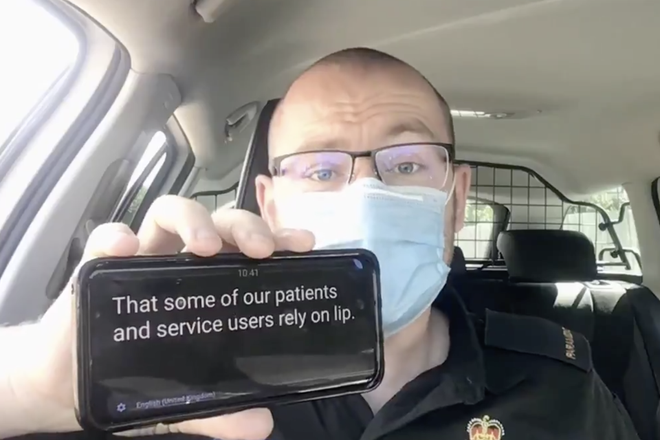 Cái khó ló cái khôn: Dùng smartphone nói chuyện xuyên khẩu trang với bệnh nhân đặc biệt trong mùa dịch - Ảnh 2.