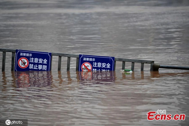 Lũ lụt ở Trung Quốc ngày càng đáng sợ: Hơn 12 triệu người dân phải điêu đứng, thiệt hại lên đến hơn 80 nghìn tỷ đồng - Ảnh 7.