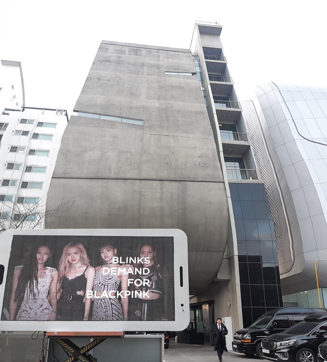 Khi fan thuê xe tải “uy hiếp” công ty vì bế tắc: FC BLACKPINK đi tiên phong, ARMY gây tranh cãi, riêng fan Rosé bị cho là “lố bịch” - Ảnh 3.