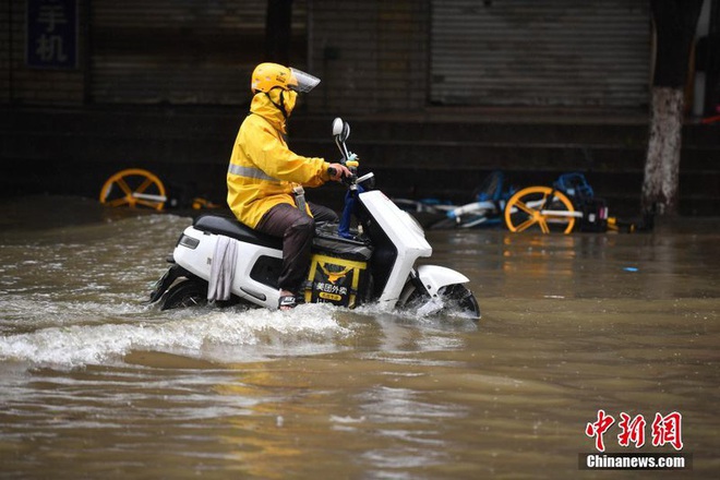 Lũ lụt ở Trung Quốc ngày càng đáng sợ: Hơn 12 triệu người dân phải điêu đứng, thiệt hại lên đến hơn 80 nghìn tỷ đồng - Ảnh 13.