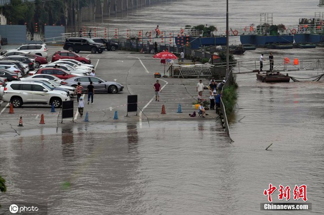 Lũ lụt ở Trung Quốc ngày càng đáng sợ: Hơn 12 triệu người dân phải điêu đứng, thiệt hại lên đến hơn 80 nghìn tỷ đồng - Ảnh 8.