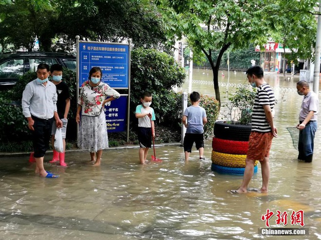 Lũ lụt ở Trung Quốc ngày càng đáng sợ: Hơn 12 triệu người dân phải điêu đứng, thiệt hại lên đến hơn 80 nghìn tỷ đồng - Ảnh 12.